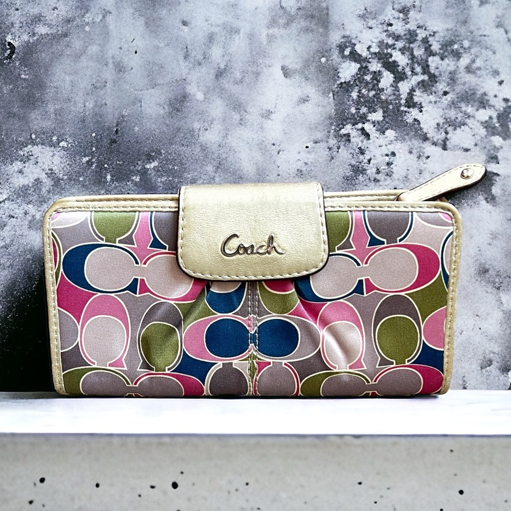COACH WALLET used condition still have lots of life in it